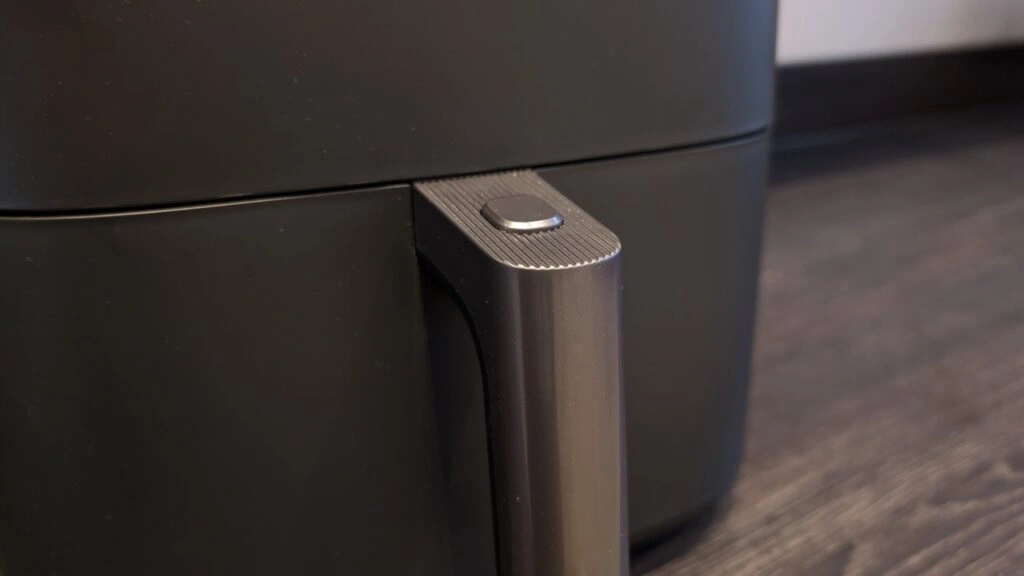 COSORI TurboBlaze: Griff mit Entriegelungstaste