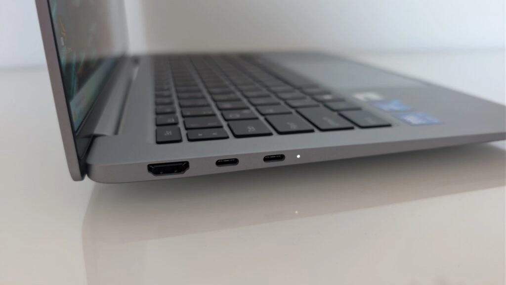 „Geekom GeekBook X14 Pro“:Linke Gehäuseseite mit USB C und HDMI Anschlüssen