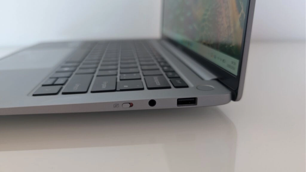 „Geekom GeekBook X14 Pro“:Rechte Gehäuseseite mit Anschlüssen und Kamera Schieber