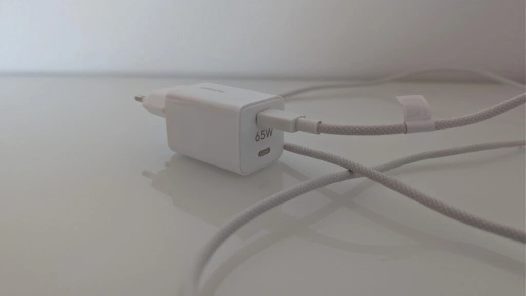 „Geekom GeekBook X14 Pro“:65 Watt Netzteil mit USB C Kabel