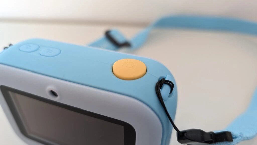 „myFirst Camera Insta 20“: „Detailaufnahme der gelben Auslösetaste“