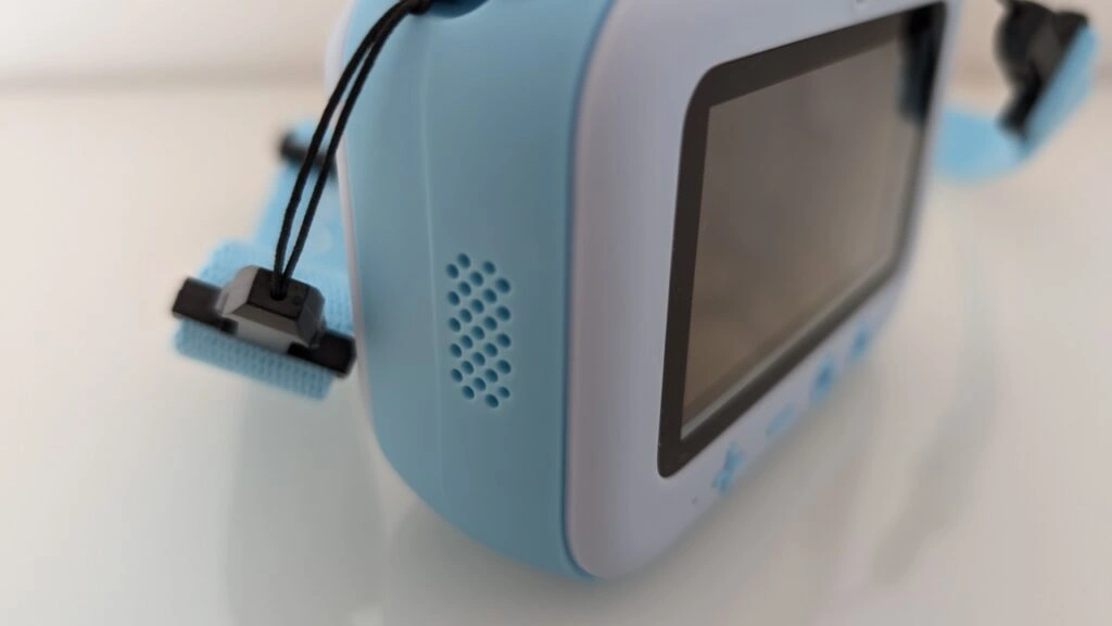 „myFirst Camera Insta 20“: „Seitliche Detailaufnahme mit Lautsprecher und Displayrahmen“