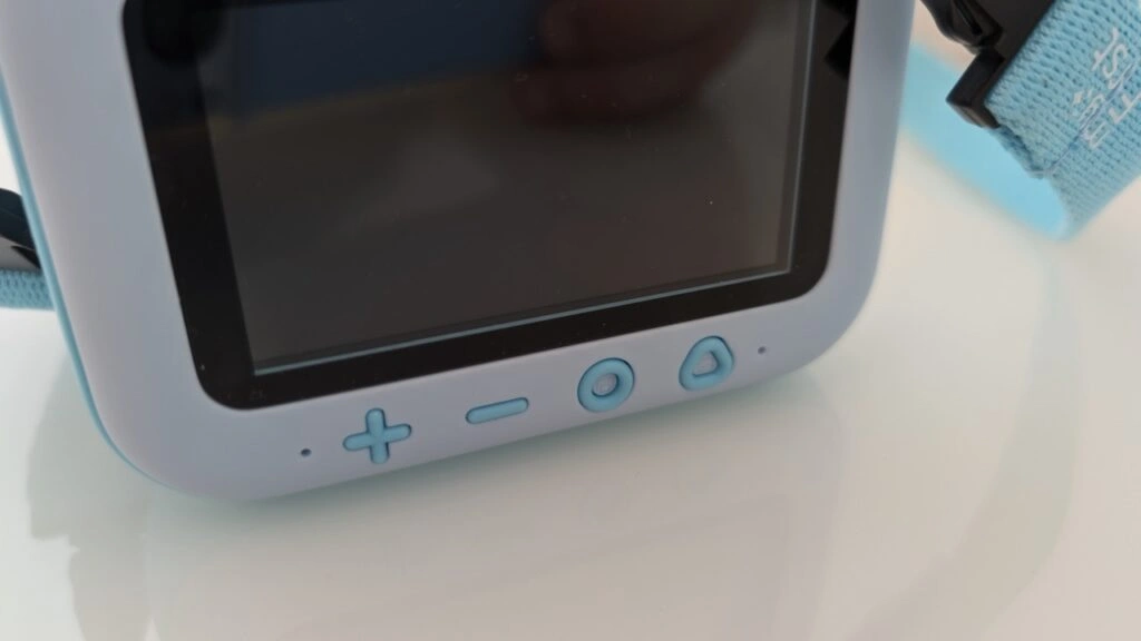 „myFirst Camera Insta 20“: „Detailaufnahme der unteren Bedientasten unter dem Display“