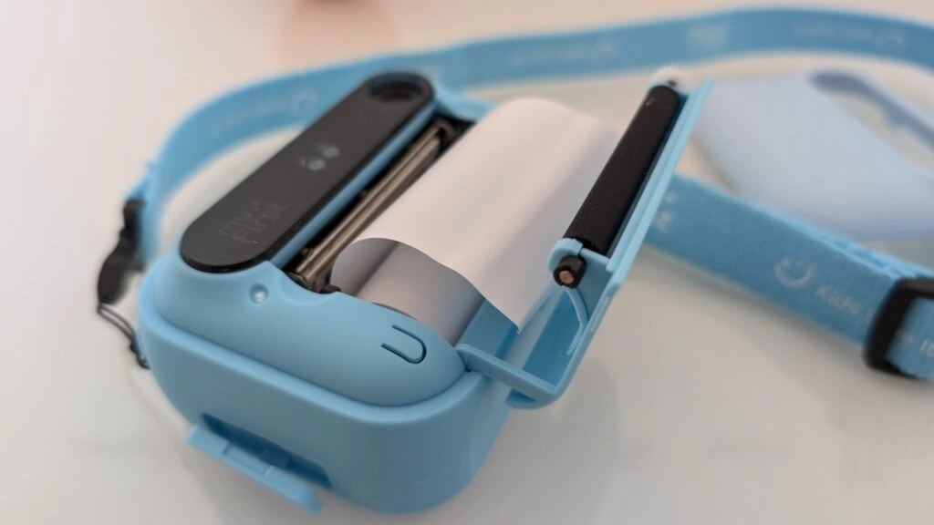 „myFirst Camera Insta 20“: „Geöffnetes Druckfach mit eingelegter Thermopapierrolle“