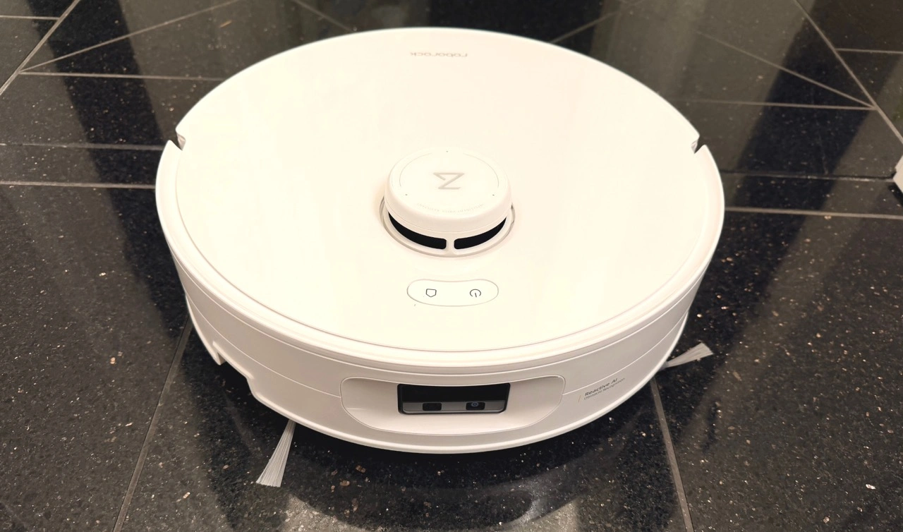 Roborock Qrevo Curv 2 Flow: Schrägansicht mit Hinderniserkennungssensor und Seitenbürsten
