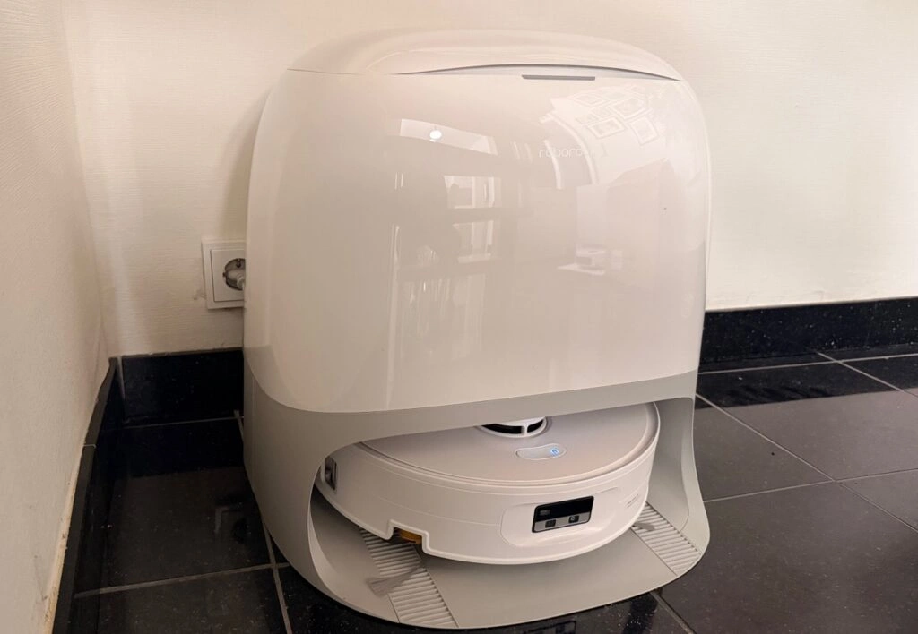 Roborock Qrevo Curv 2 Flow: Roboter eingeparkt in der Reinigungsstation