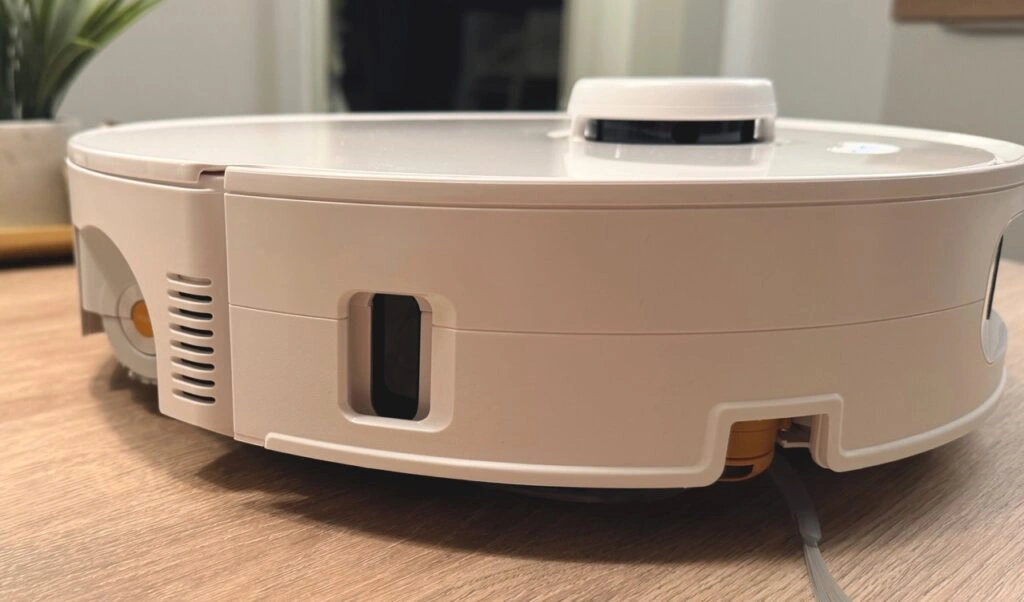 Roborock Qrevo Curv 2 Flow: Seitenansicht mit eingezogener Wischwalze auf Holzboden