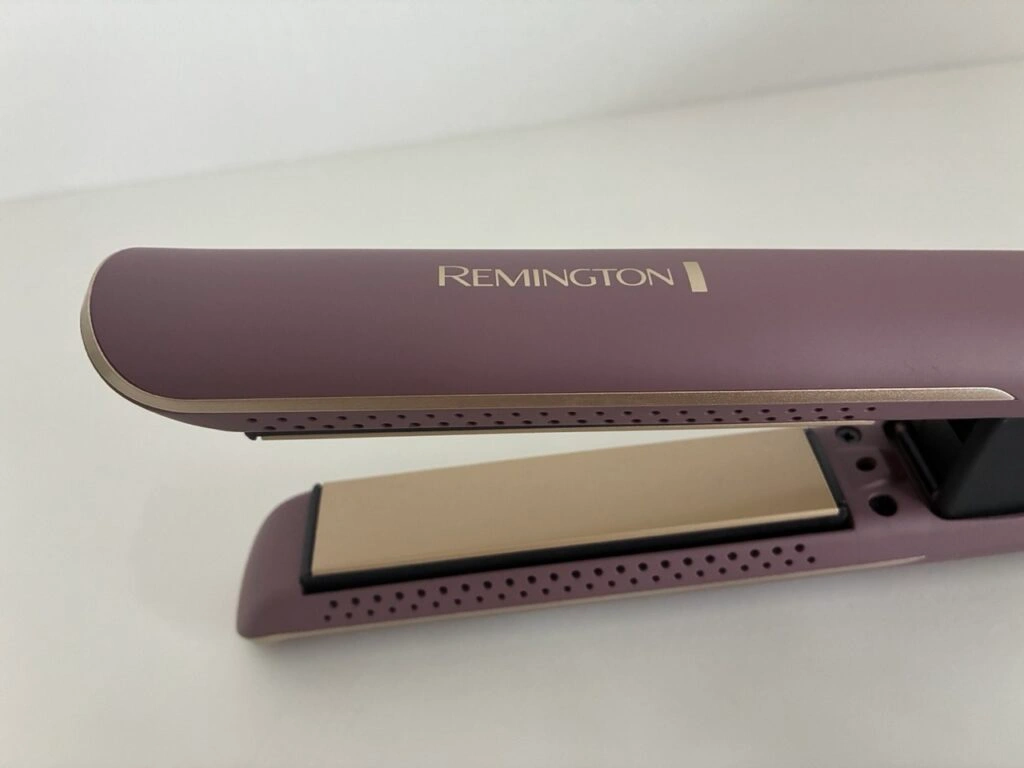 „Remington AIRvive S8930“:„Keramikplatten und Gehäusedesign in Nahaufnahme“