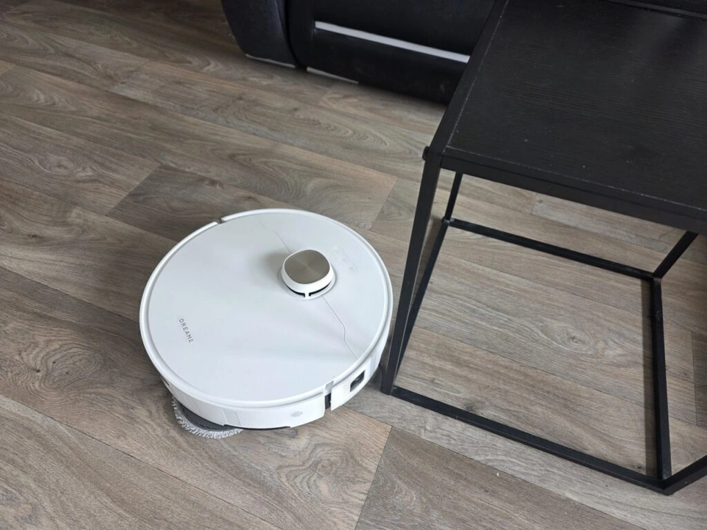 „Dreame L50s Pro Ultra': „Roboter im Einsatz unter einem Beistelltisch'