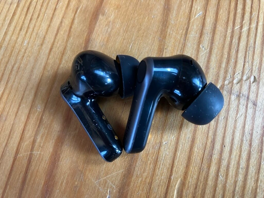 „EarFun Air Pro 4+“:„Seitenansicht der Ohrhörer“