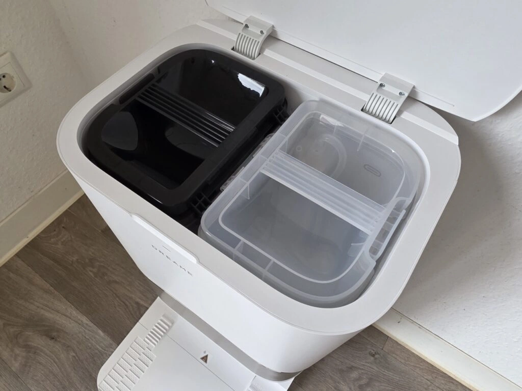 „Dreame L50s Pro Ultra': „Frischwasser und Schmutzwassertank in der Station'