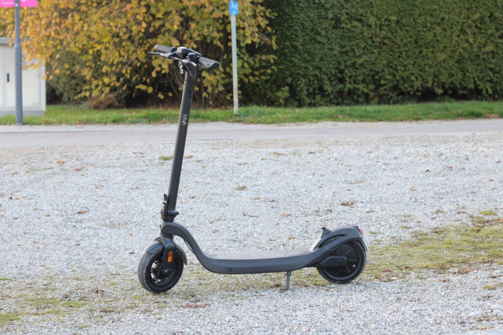 VMAX VX3 ST Gesamtansicht E-Scooter auf Schotter