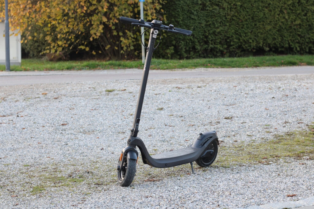 VMAX VX3 ST E-Scooter Gesamtansicht auf Schotter