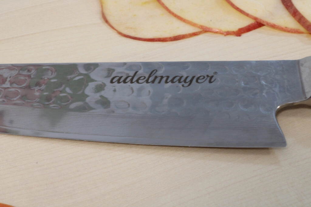 adelmayer Damastmesser Küchenmesser 20 cm 2077 Nahaufnahme Damastschneide mit adelmayer-Schriftzug 
