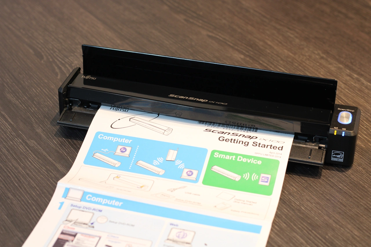 Fujitsu ScanSnap iX100 Titelbild Scanner mit eingezogenem Papier