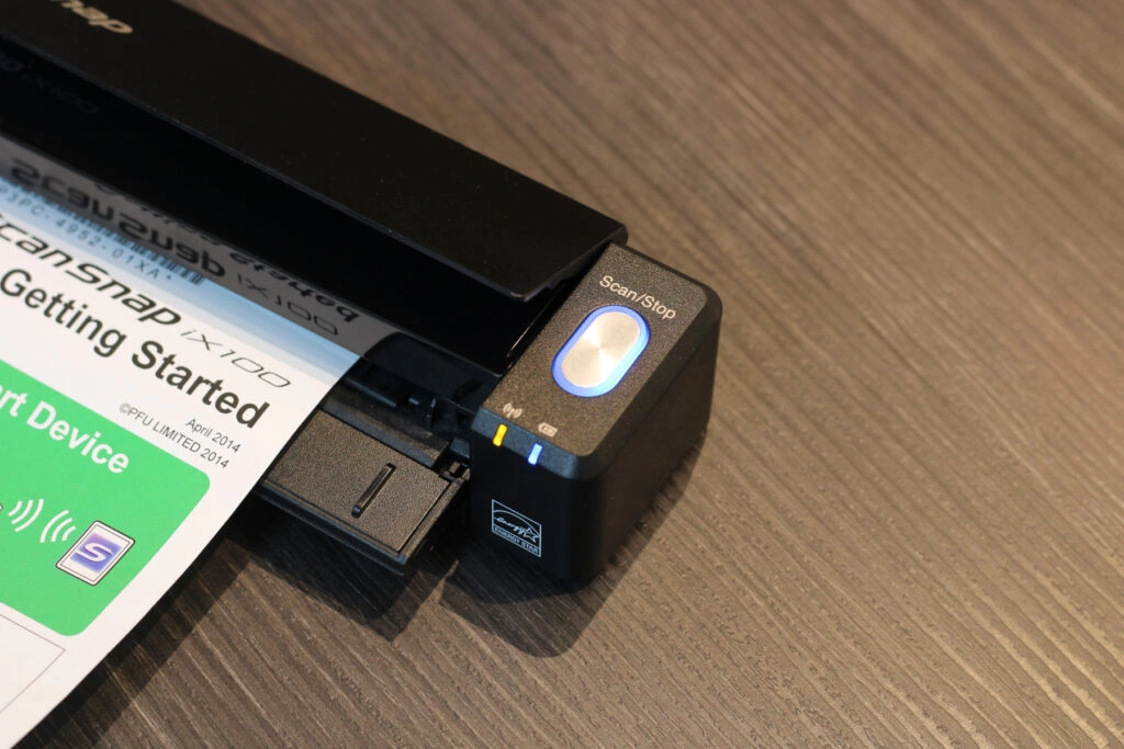 Fujitsu ScanSnap iX100 Scan-Taste auf rechten Seite mit LED-Anzeigen