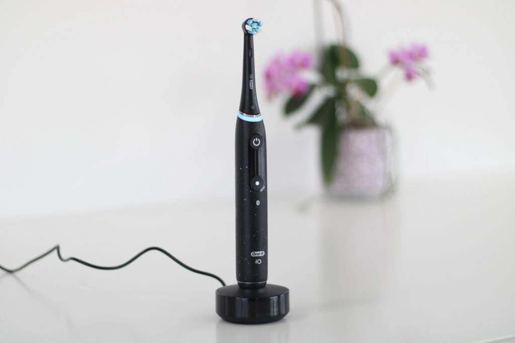 Oral-B iO Series 10 Elektrische Zahnbürste mit iO-Sense-Ladestation