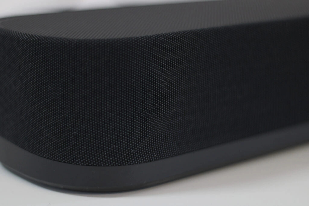 Sennheiser AMBEO Soundbar Plus Nahaufnahme Stoffgewebe