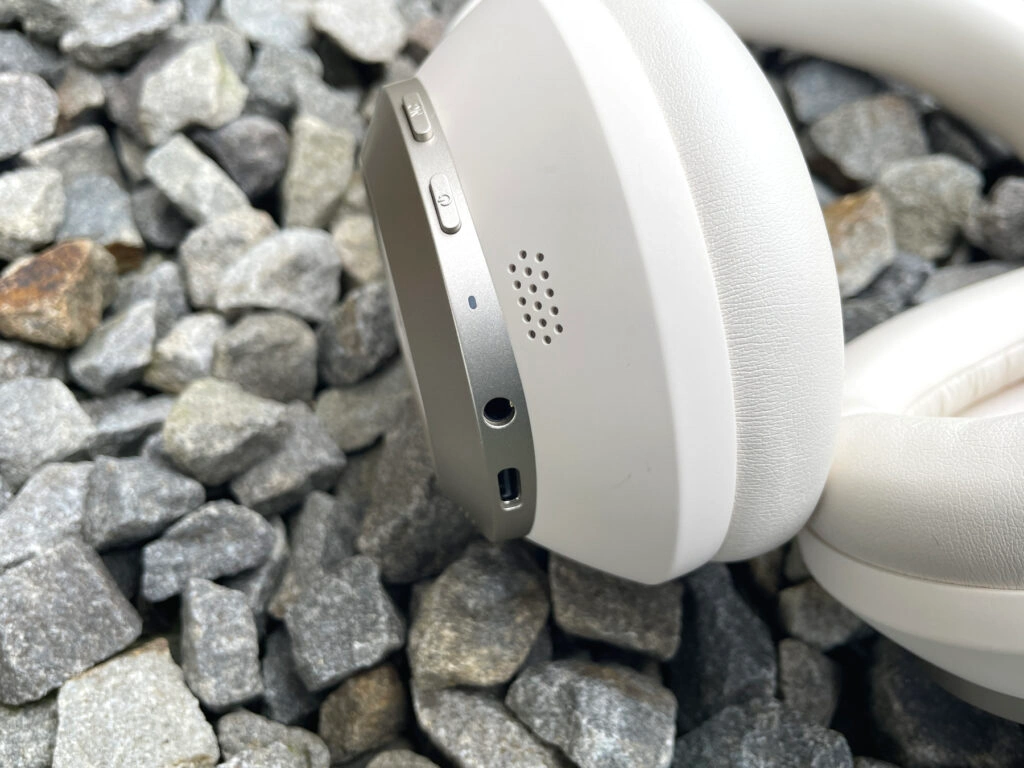 Nahaufnahme des Klinken- und USB-C-Anschluss (Foto: Testsieger.de)