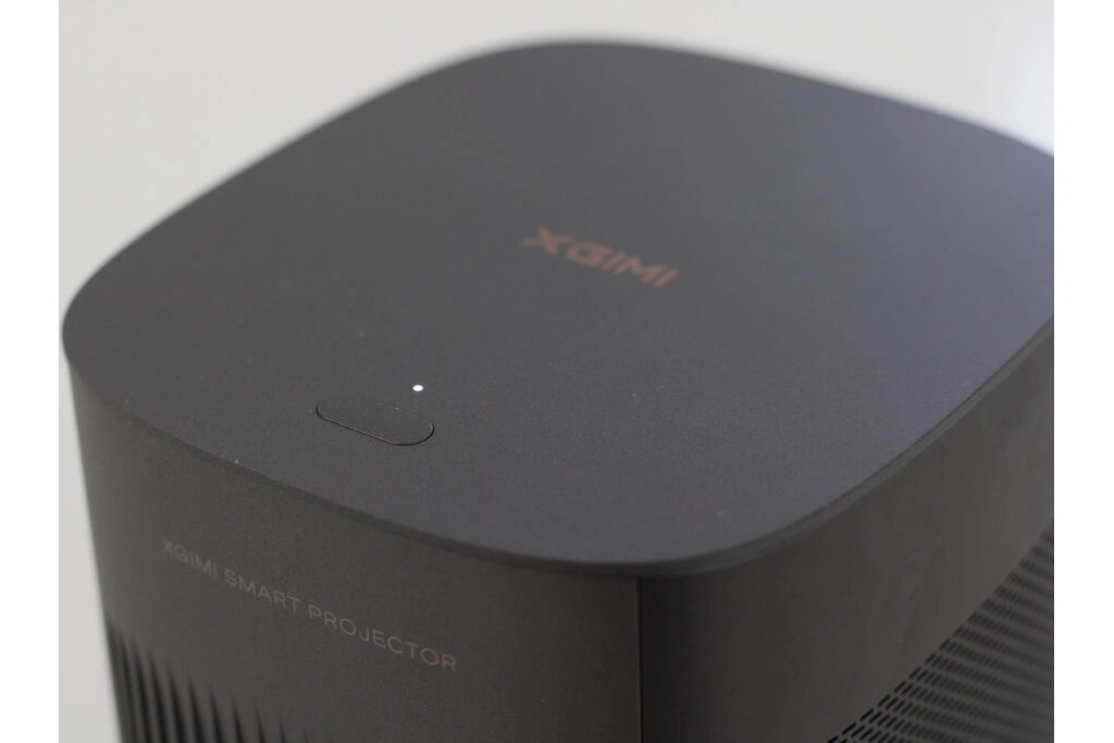 XGIMI MoGo 2 Pro Nahaufnahme Oberseite mit Status LED und Power-Taste