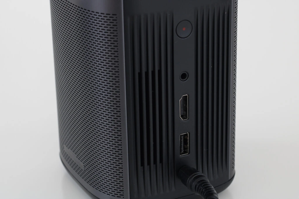 XGIMI MoGo Pro+ Mini-Beamer Nahansicht Rückseite mit Anschlüssen und Power-Taste