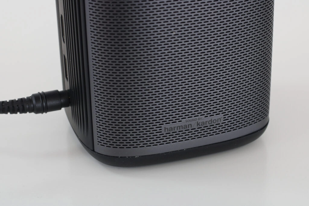 XGIMI MoGo Pro+ Nahansicht Seite mit Harman Kardon-Logo