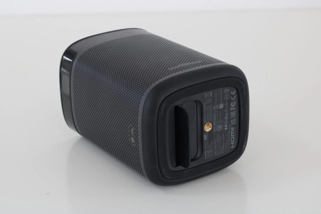 XGIMI MoGo Pro+ Mini-Beamer Ansicht Unterseite mit ausklappbarem Standfuß und Antirutschring