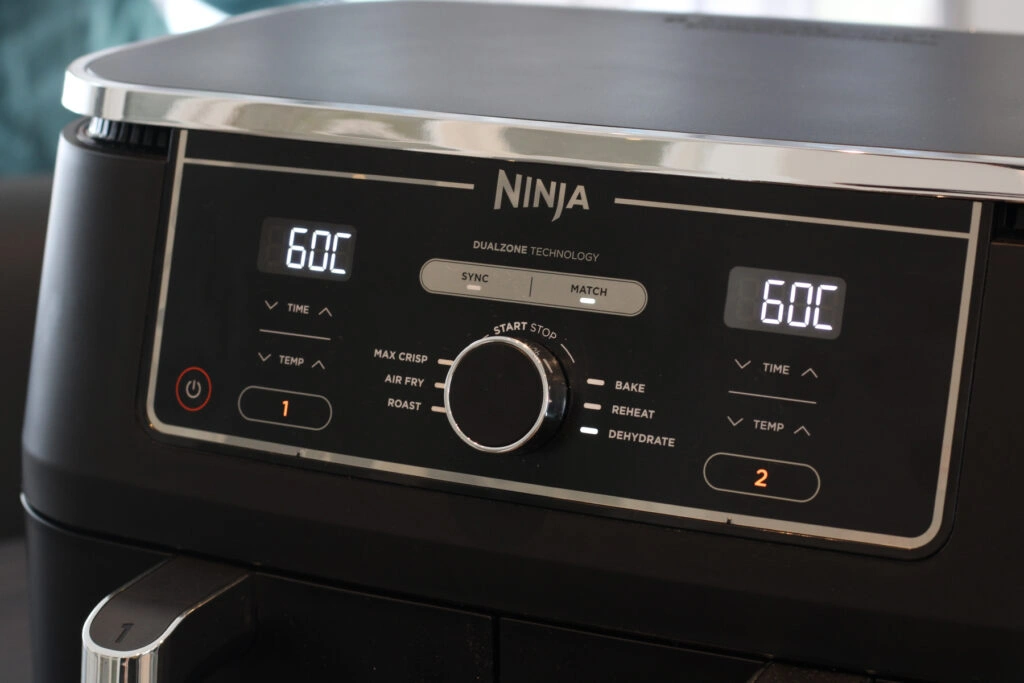 Ninja Foodi Max Dual Zone Heißluftfritteuse AF400EU Nahansicht Bedienleiste