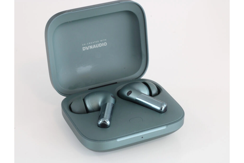 OnePlus Buds Pro 2 Kopfhörer in geöffnetem Ladecase