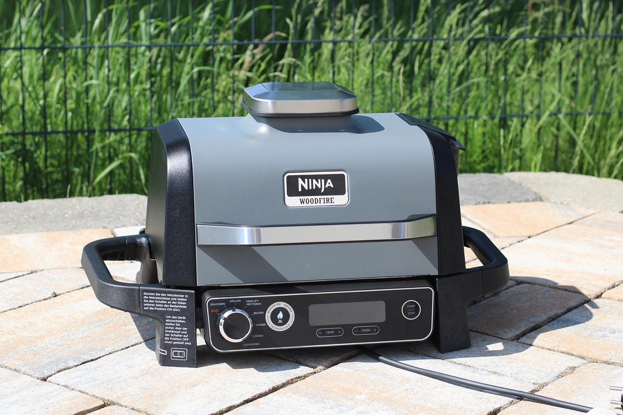Ninja Woodfire OG701DE Gesamtansicht mit geschlossener Kuppel