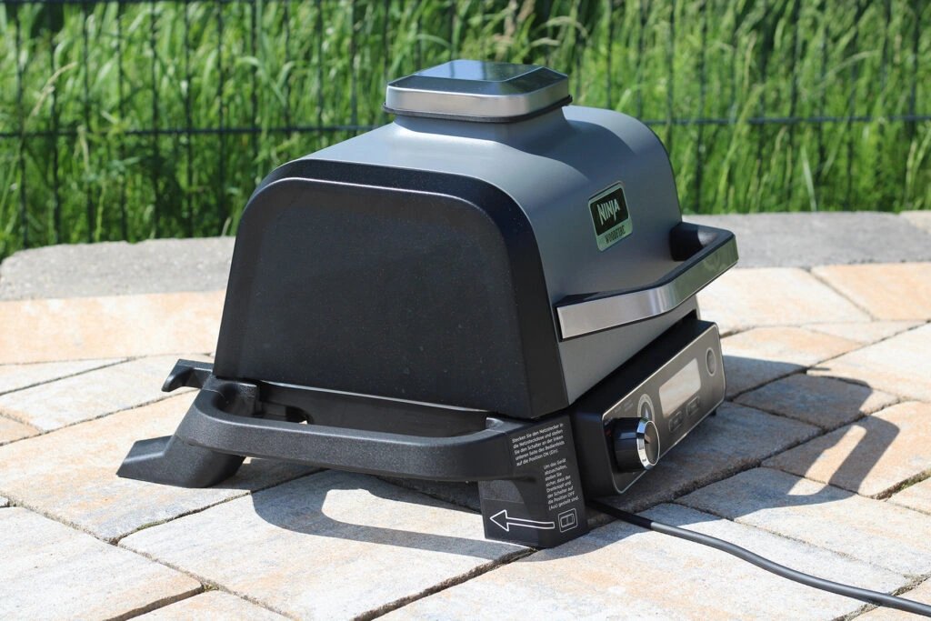 Ninja Woodfire OG701DE Seitenansicht ganze Grill