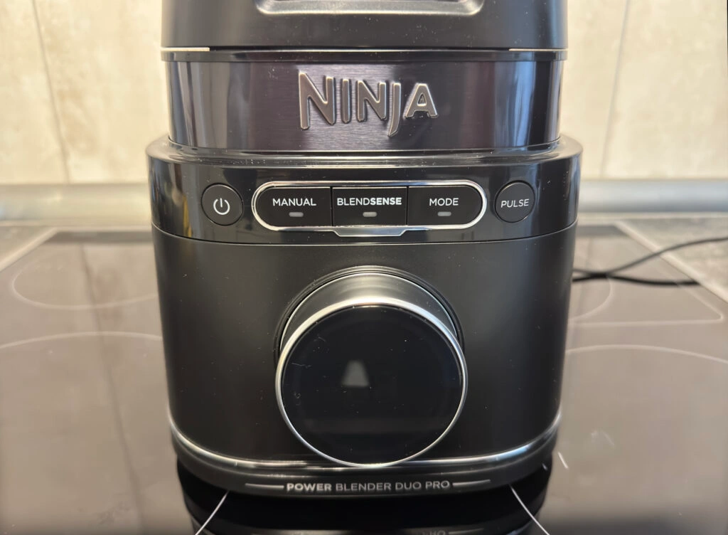 Frontansicht auf das Logo sowie die Motoreinheit des NInja Mixers (Foto: Testsieger.de)