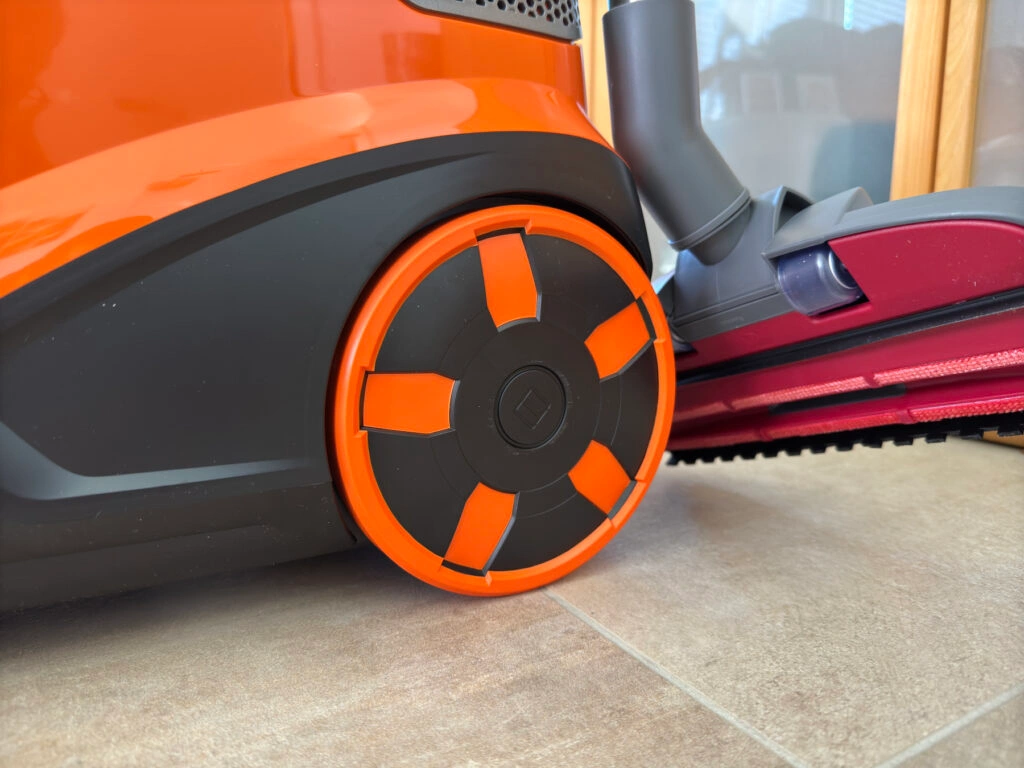 Nahaufnahme des linken hinteren Bereiches des Thomas samt Saugbürste und Rad. (Foto: Testsieger.de)
