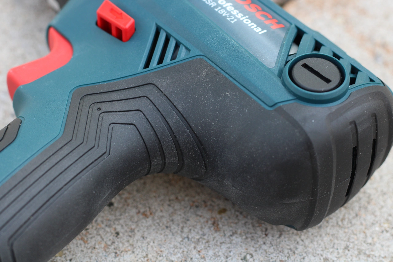 Nahaufnahme der Soft-Grip-Oberfläche des Bosch-Akkuschraubers aus dem Bosch 18V-21 Lefeld Exklusiv Set 