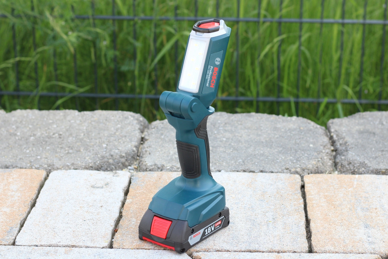 Gesamtansicht des Akkuarbeitslichts Bosch GLI 18V-300 aus dem Bosch 18V-21 Lefeld Exklusiv Set 