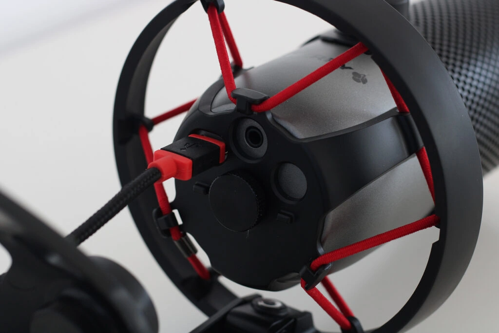 CHERRY UM 6.0 Advanced USB-Mikrofon Nahaufnahme Unterseite mit USB- und Kopfhörer-Anschluss