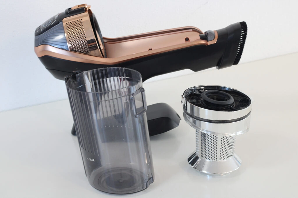 Rowenta X-Force Flex 15.60 mit entnommenem Staubbehälter