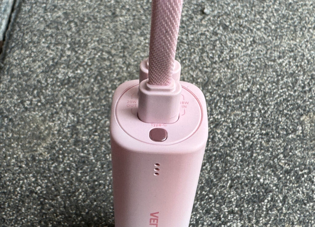Nahaufnahme des Power-Buttons und des Ladekabels der Vention-Powerbank (Foto: Testsieger.de)