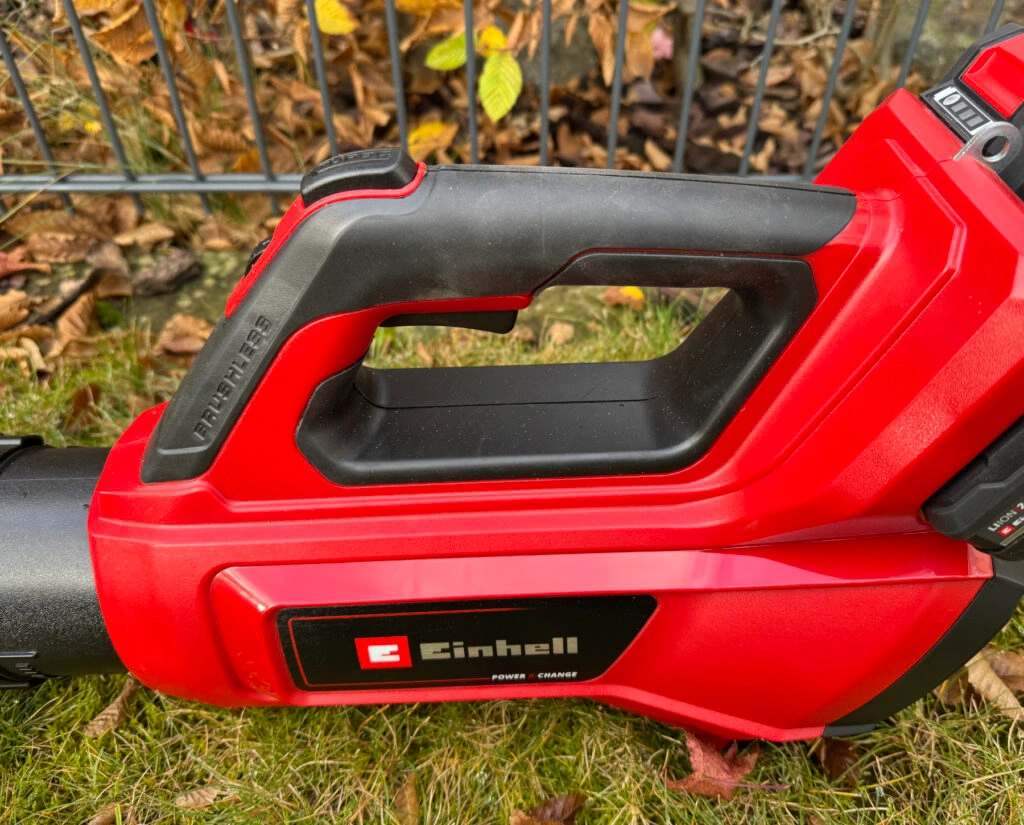 Frontansicht der Motoreinheit des Einhell-Laubbläsers inklusive Bedienelementen (Foto: Testsieger.de)