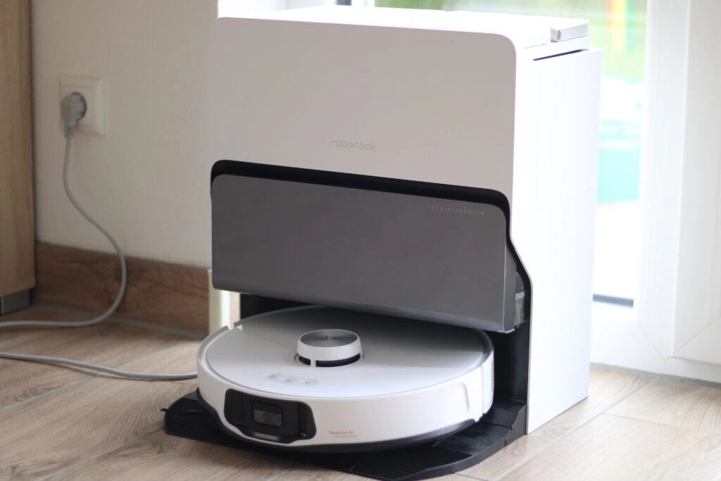 Roborock S8 MaxV Ultra Staubsauger- und Wischroboter Gesamtansicht mit Absaugstation