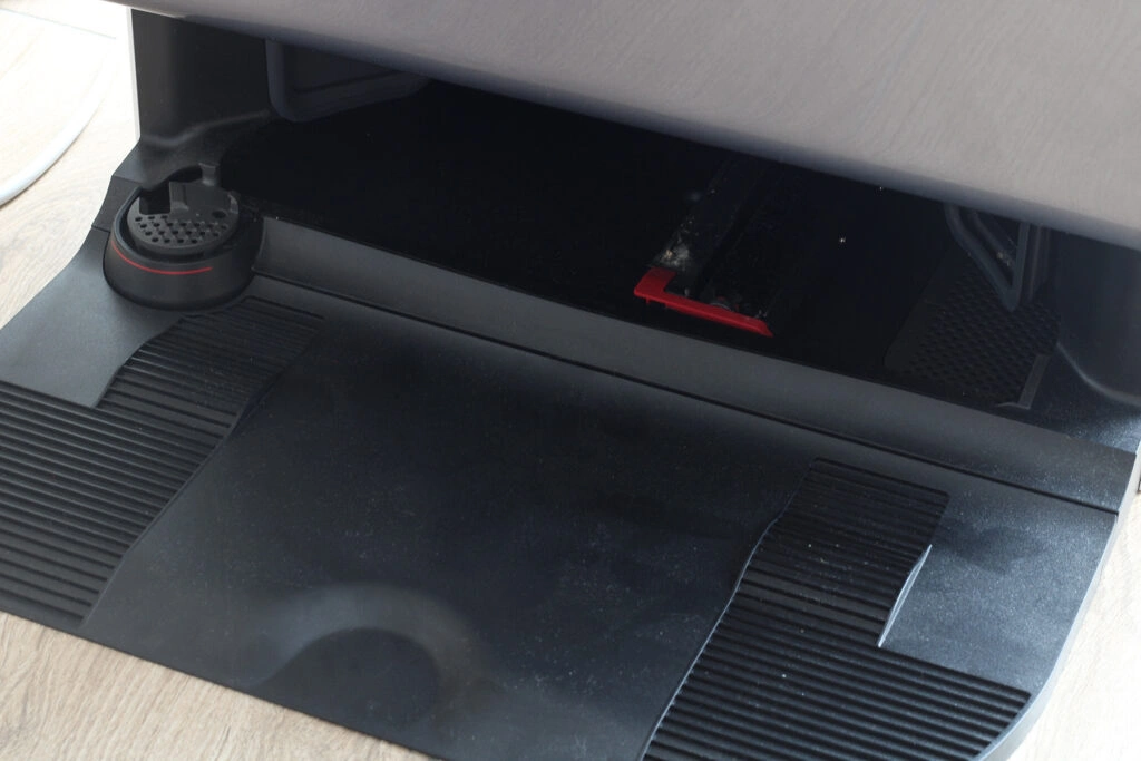 Roborock S8 MaxV Ultra Staubsauger- und Wischroboter Nahansicht Reinigungstation für Mopps