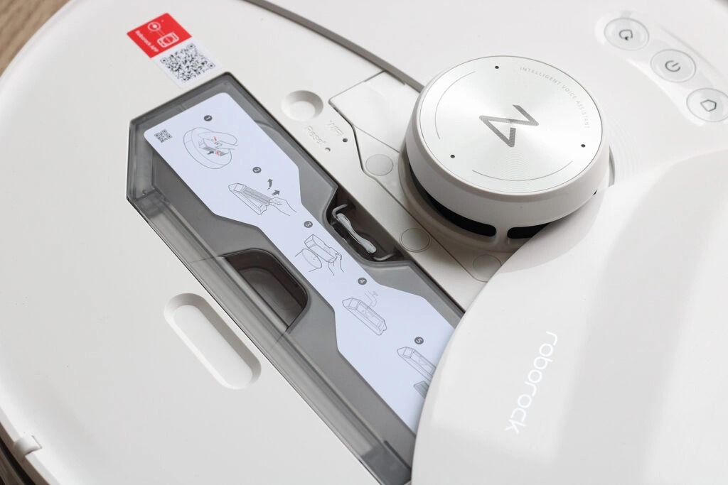Roborock S8 MaxV Ultra Staubsauger- und Wischroboter Nahansicht geöffnete Abdeckung mit Staubbehälter