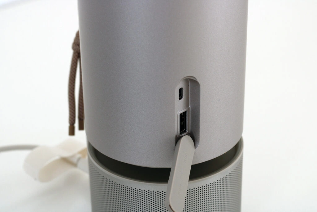 XGIMI MoGo 3 Pro Anschlüsse hinter Abdeckung