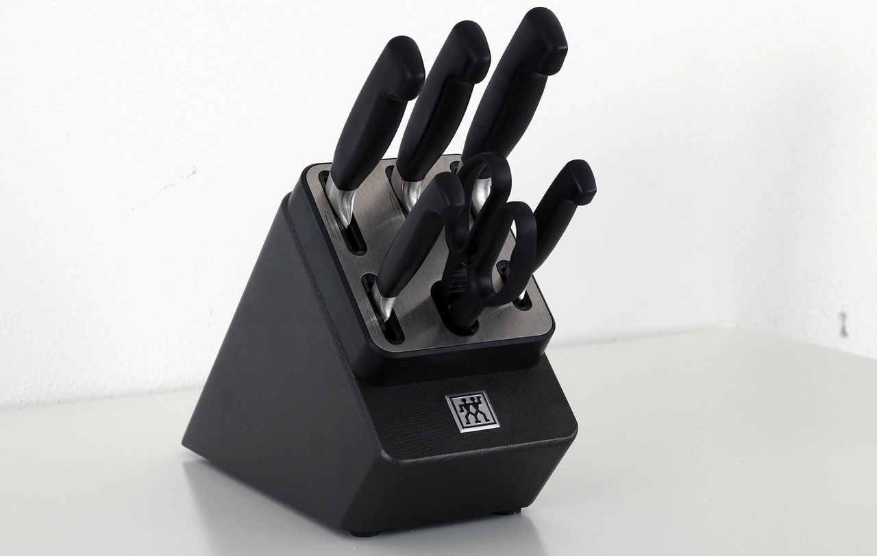 ZWILLING VIER STERNE 7-tlg, Selbstschärfender Messerblock im Test