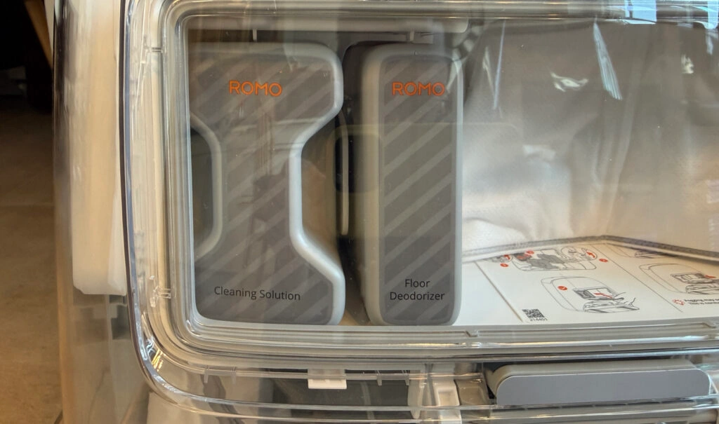 „DJI Romo P“: Innenraum der Station mit Reinigungsmitteltanks