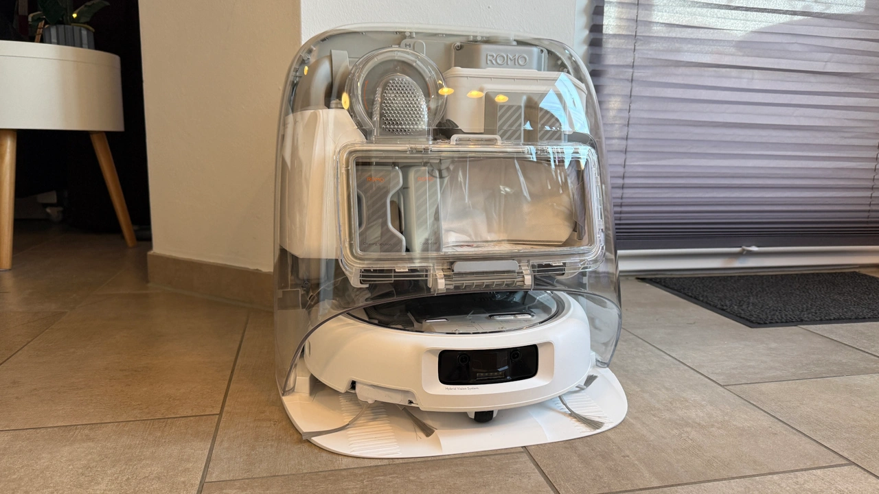 „DJI Romo P“: Roboter mit Reinigungsstation im transparenten Design