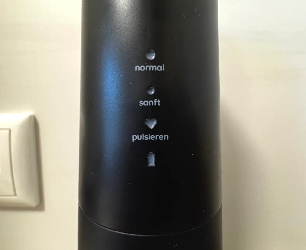 happybrush Eco Flow: Modus- und Akku-Anzeige am Gehäuse