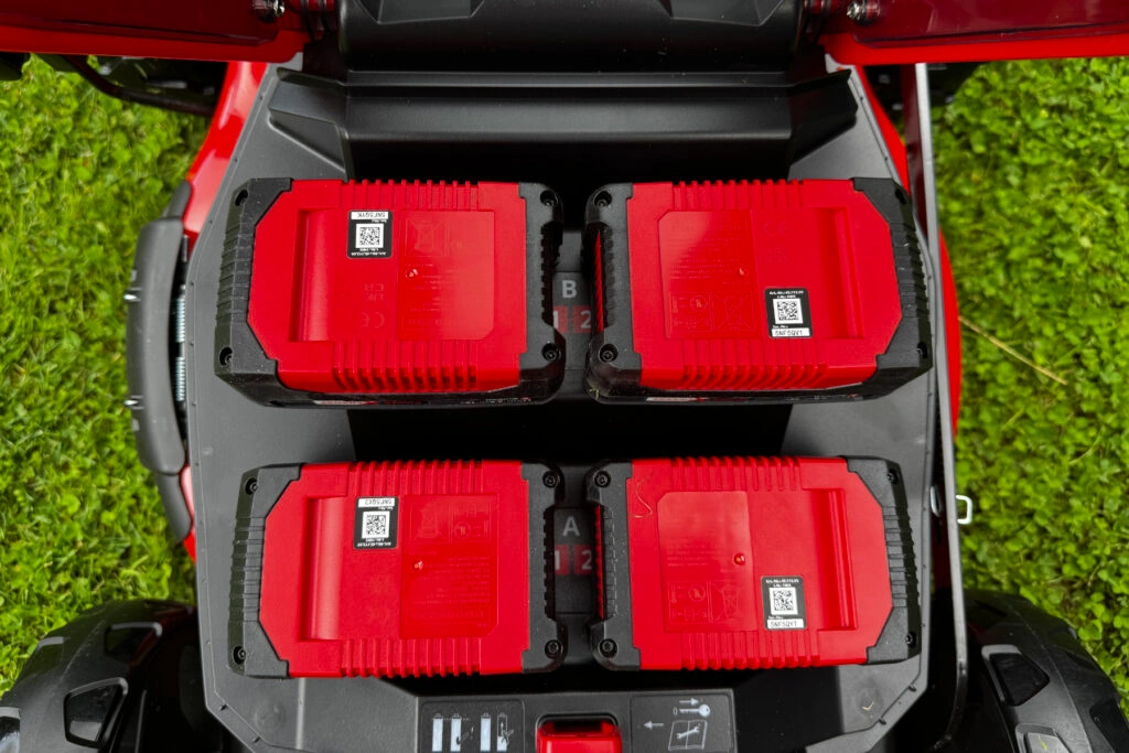 Einhell GP-CM 36/47 S Li BL: Aufbewahrung von vier Power X-Change Akkus