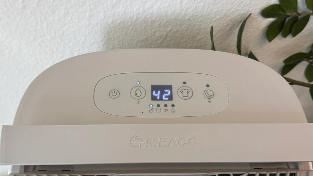 „Meaco Arete One 6L“: „Bedienfeld mit aktiviertem Display“