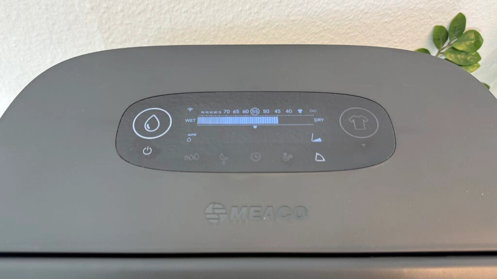 „Meaco DD8L Pro: Touch-Bedienfeld mit Display und Funktionstasten von oben'